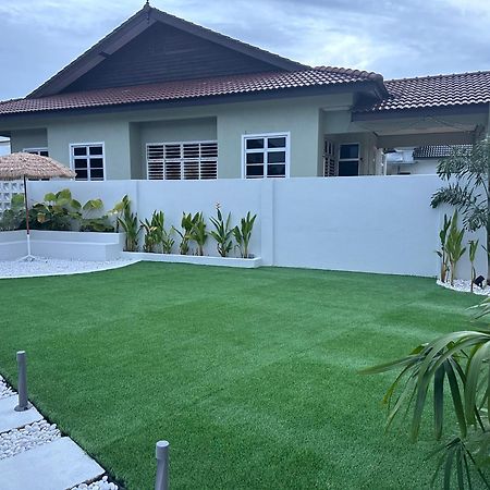 Home In Terengganu With Private Pool กัวลาตรังกานู ภายนอก รูปภาพ