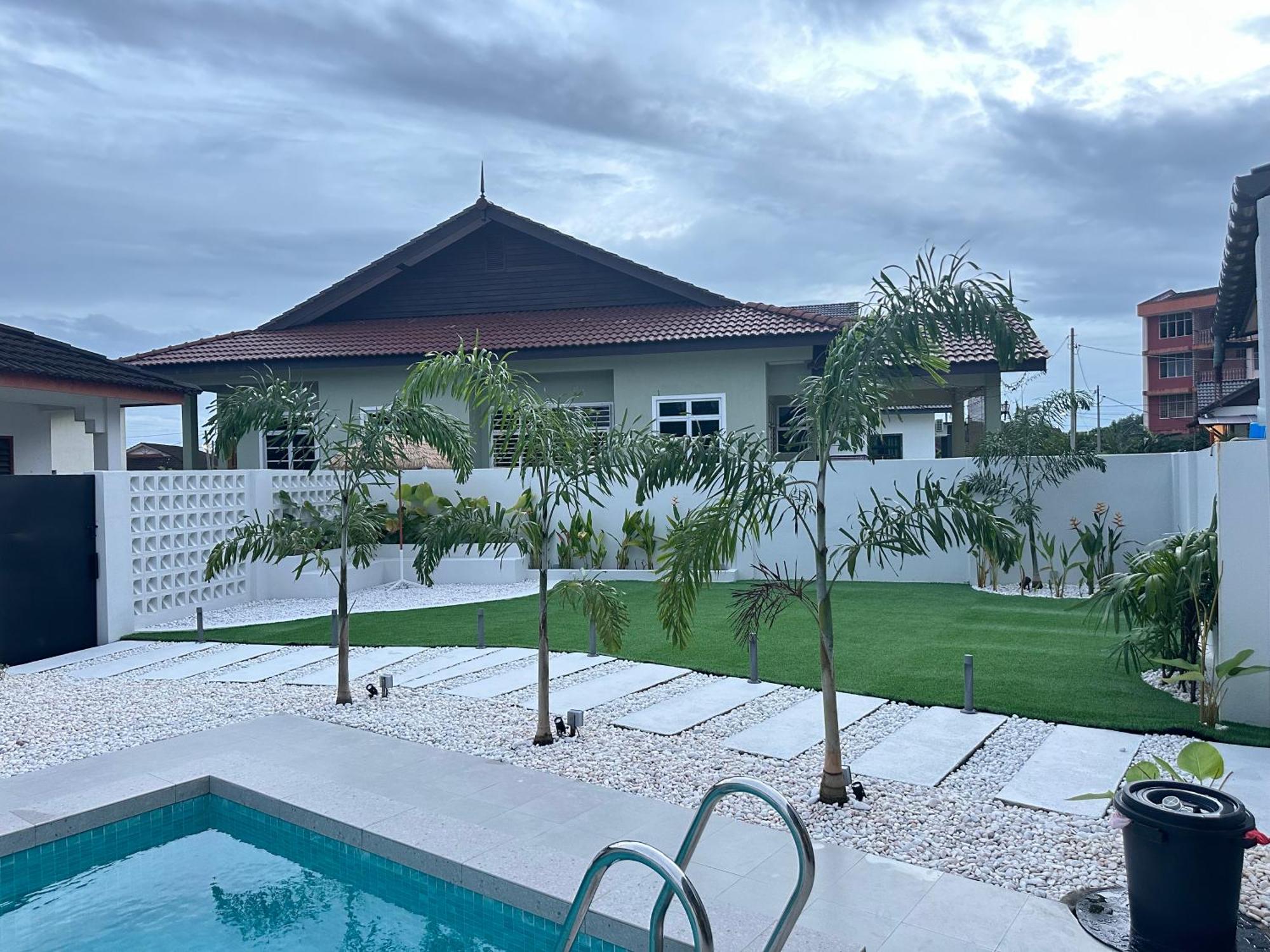 Home In Terengganu With Private Pool กัวลาตรังกานู ภายนอก รูปภาพ