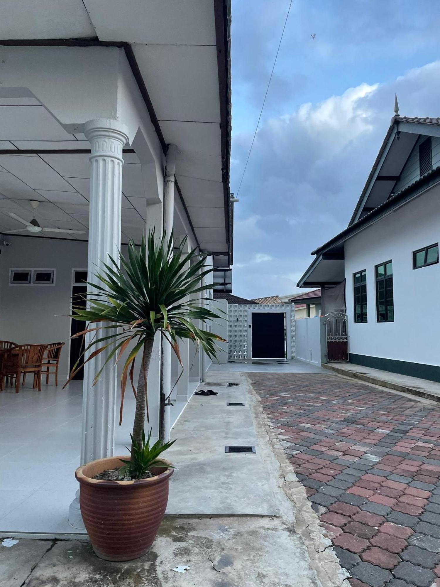 Home In Terengganu With Private Pool กัวลาตรังกานู ภายนอก รูปภาพ